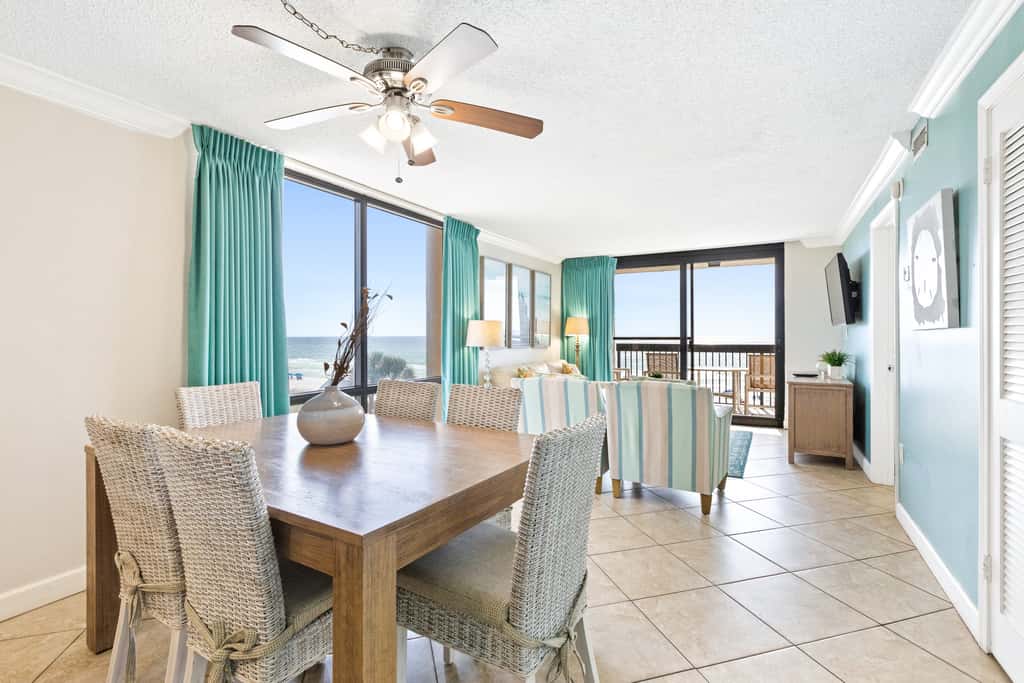 4th Floor Welcoming Condo, On-site pool w bar & restaurant