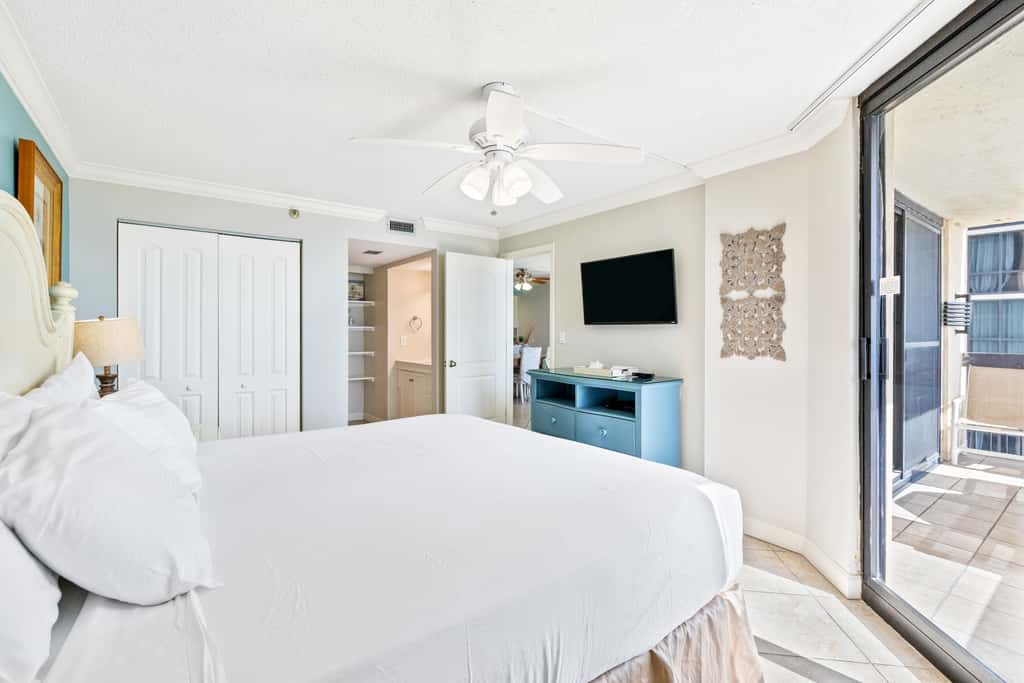 4th Floor Welcoming Condo, On-site pool w bar & restaurant
