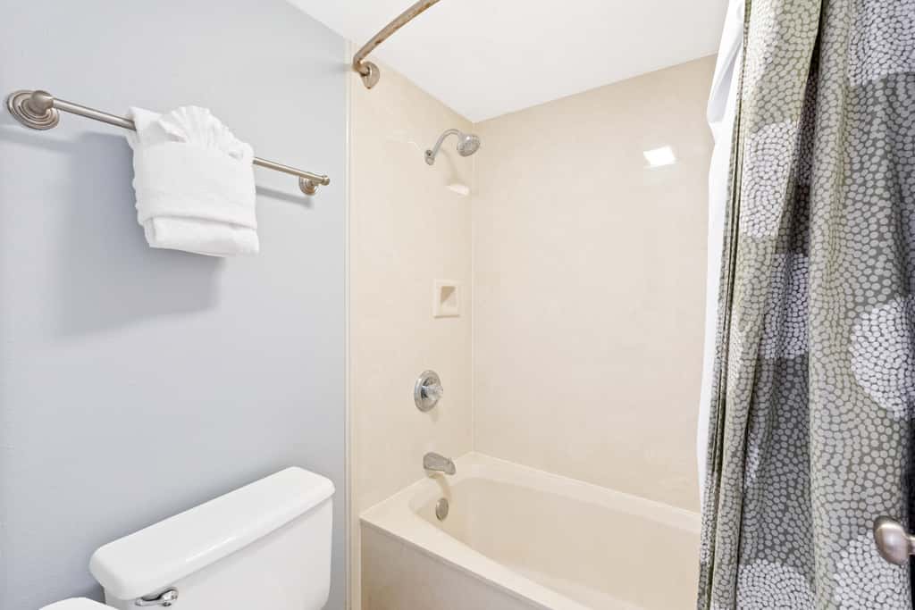 4th Floor Welcoming Condo, On-site pool w bar & restaurant