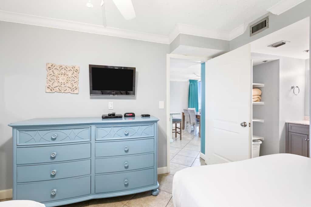 4th Floor Welcoming Condo, On-site pool w bar & restaurant