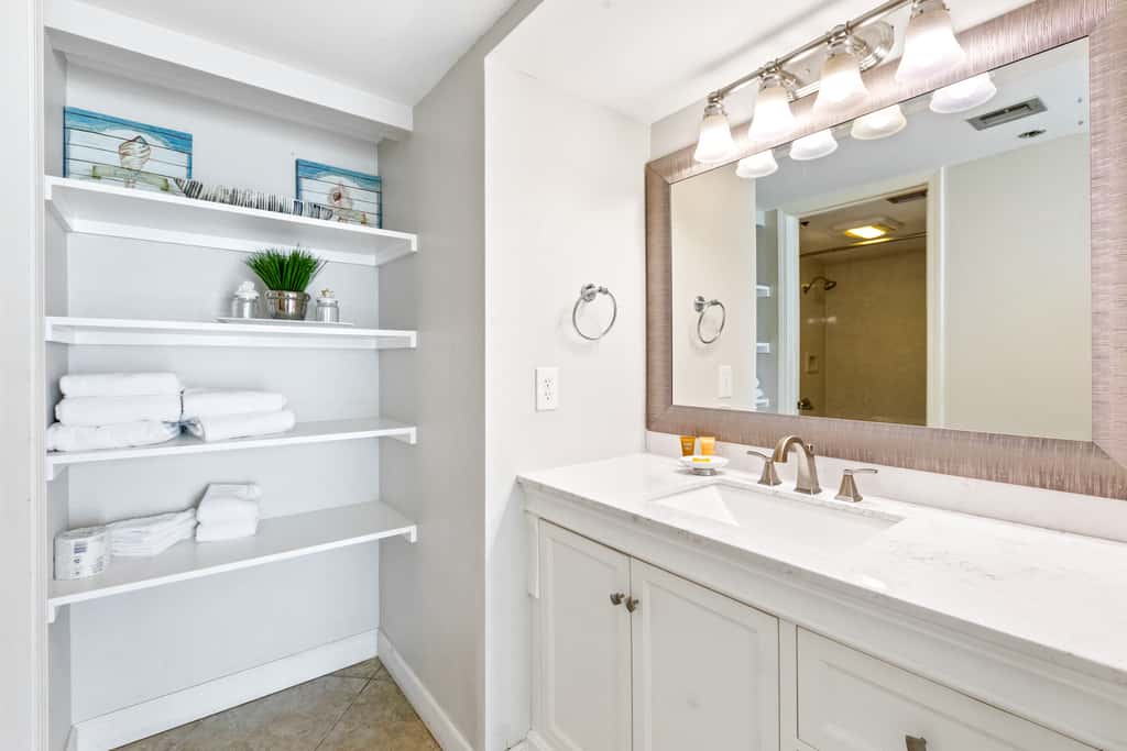 4th Floor Welcoming Condo, On-site pool w bar & restaurant