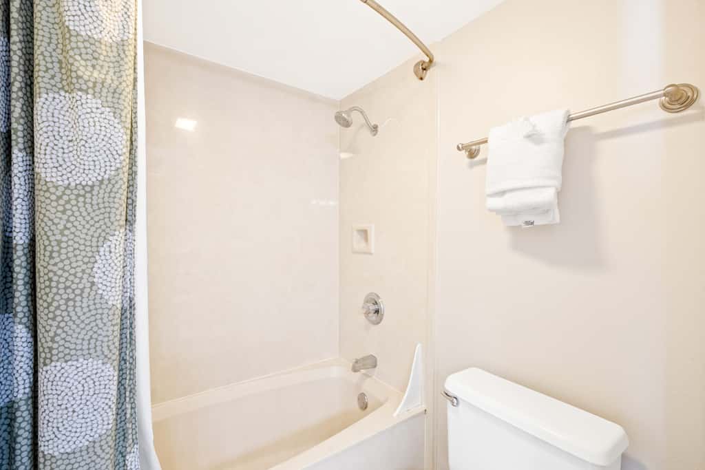4th Floor Welcoming Condo, On-site pool w bar & restaurant