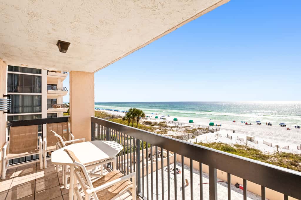 4th Floor Welcoming Condo, On-site pool w bar & restaurant