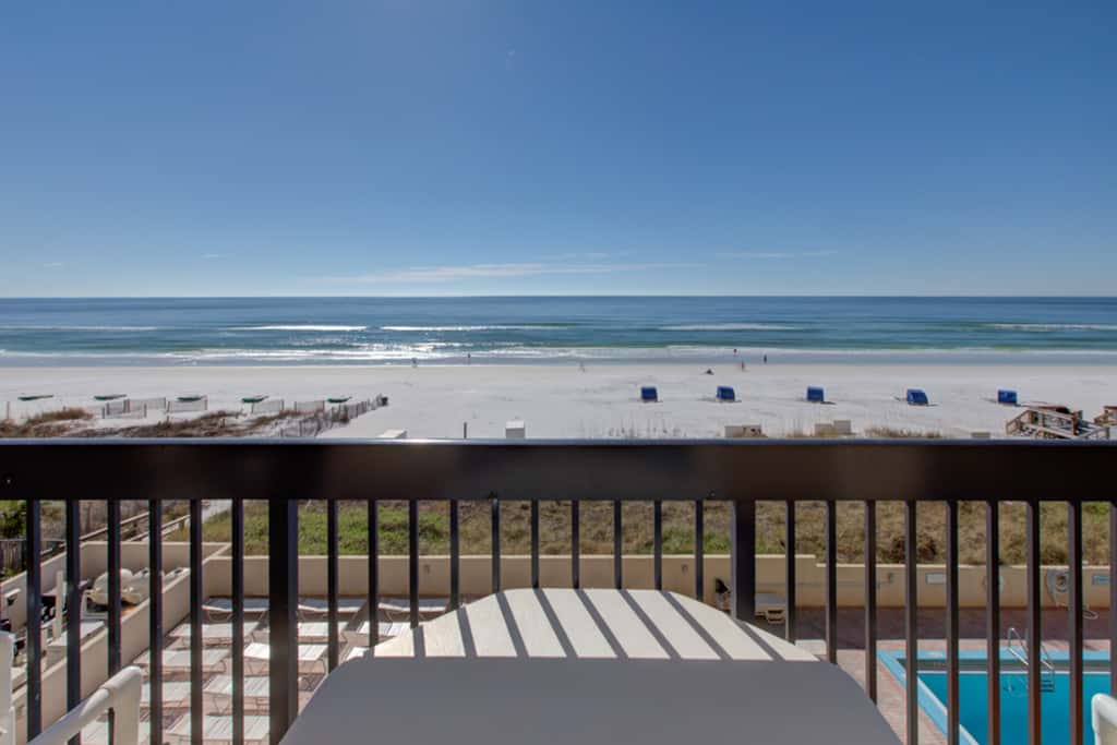 4th Floor Welcoming Condo, On-site pool w bar & restaurant