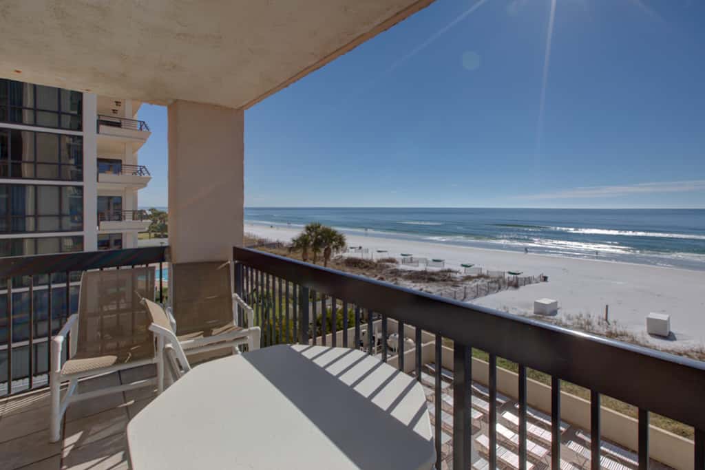 4th Floor Welcoming Condo, On-site pool w bar & restaurant