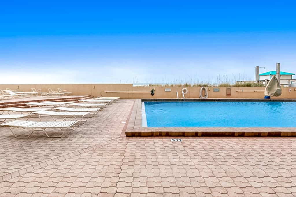 4th Floor Welcoming Condo, On-site pool w bar & restaurant