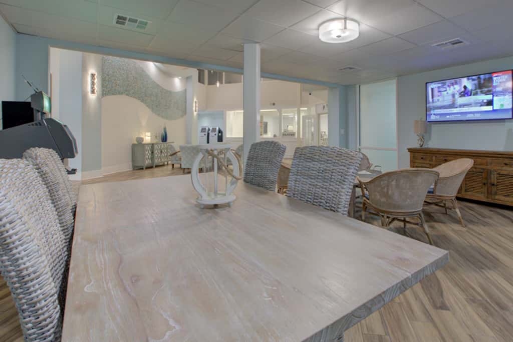 4th Floor Welcoming Condo, On-site pool w bar & restaurant