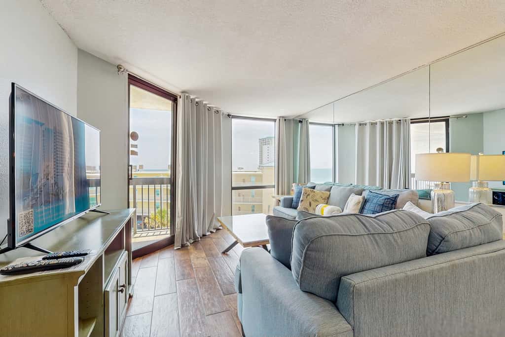 Inviting condo w splash pad, multiple pools, and on-site bar