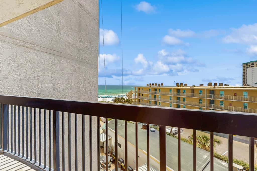 Inviting condo w splash pad, multiple pools, and on-site bar