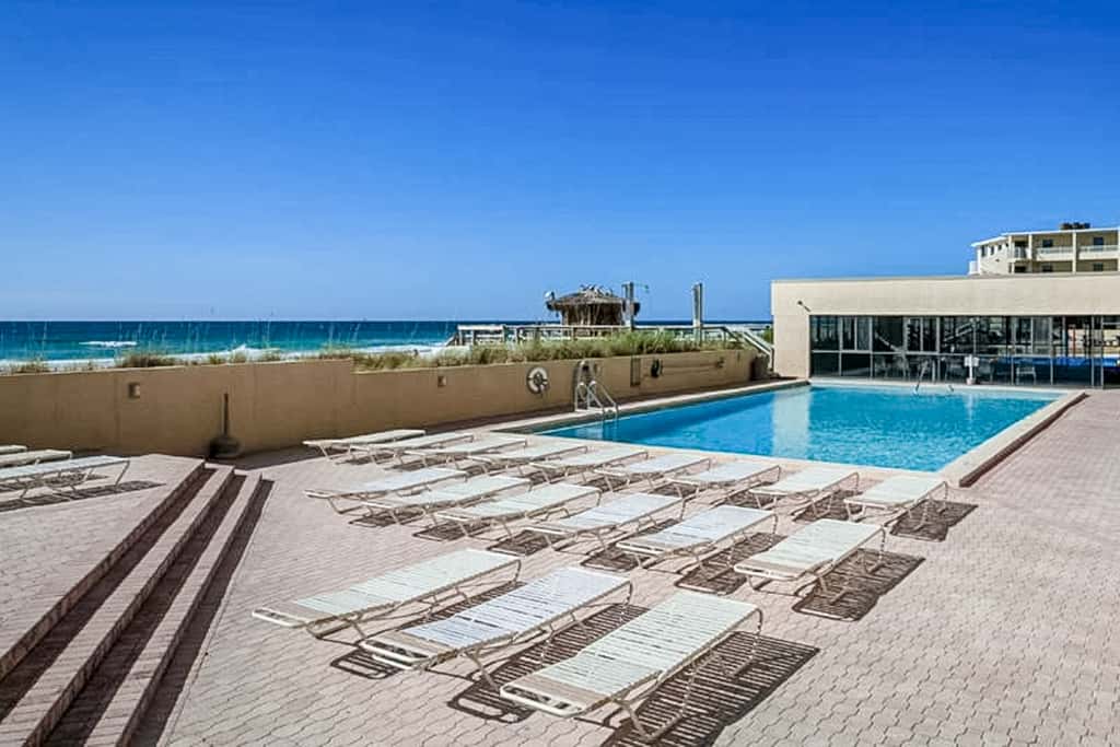 Inviting condo w splash pad, multiple pools, and on-site bar