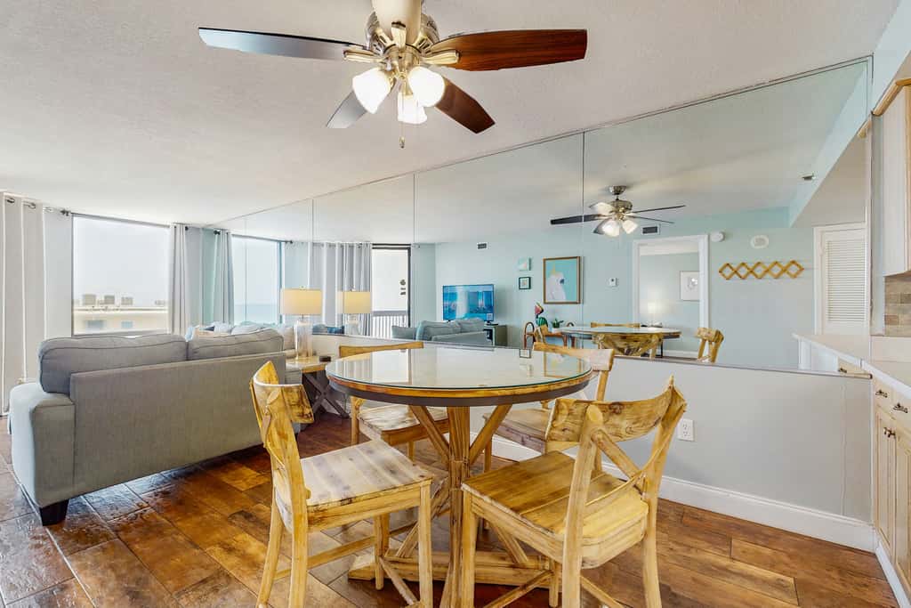 Inviting condo w splash pad, multiple pools, and on-site bar