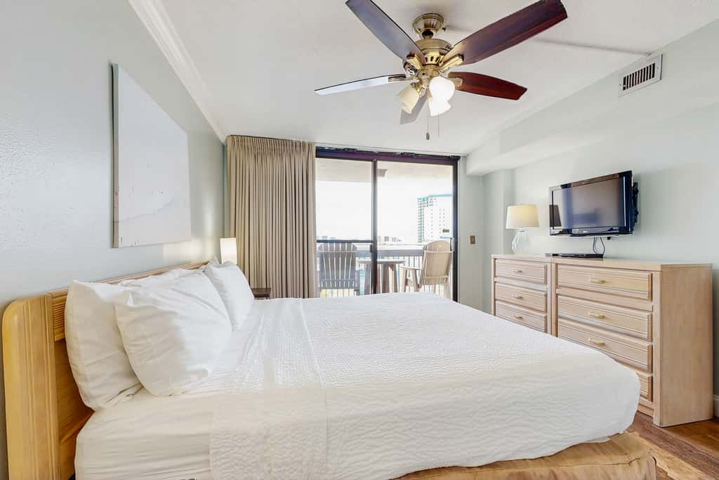 Inviting condo w splash pad, multiple pools, and on-site bar