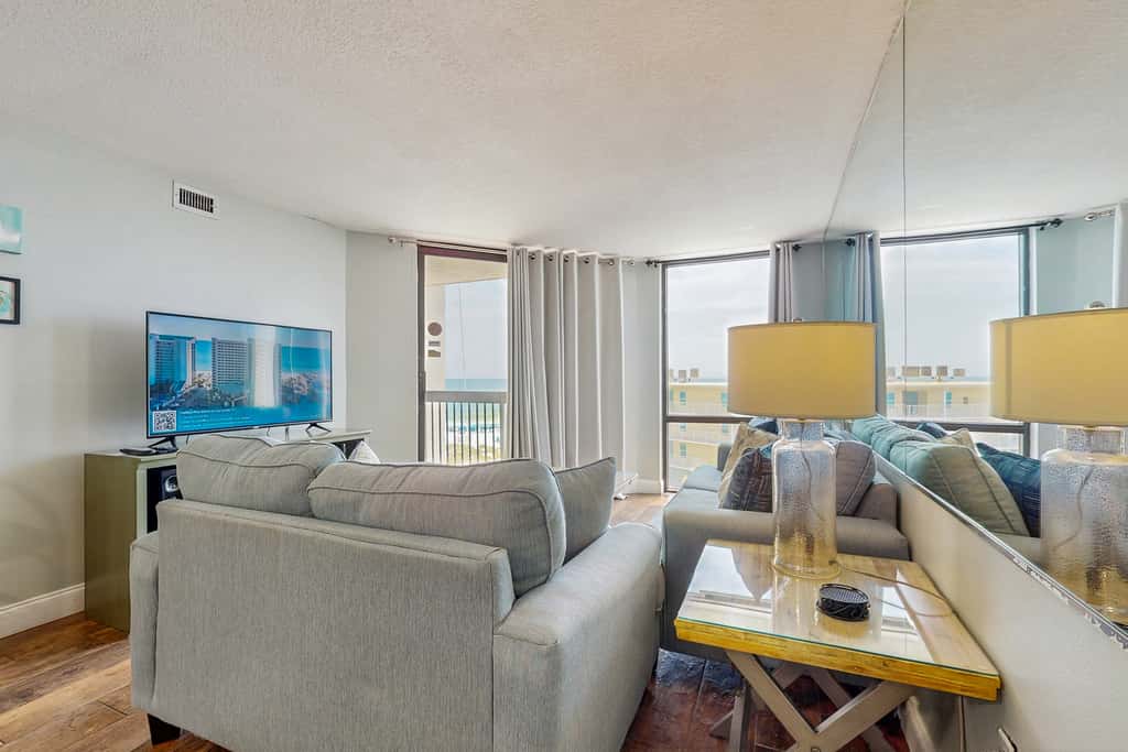 Inviting condo w splash pad, multiple pools, and on-site bar