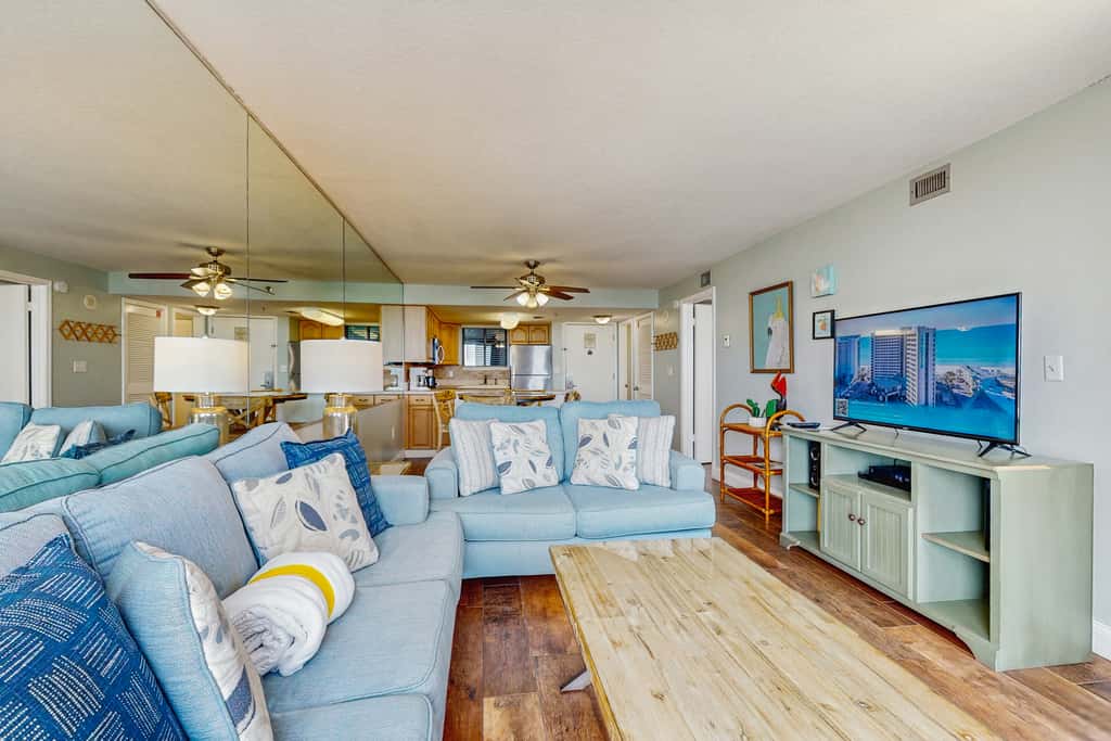 Inviting condo w splash pad, multiple pools, and on-site bar