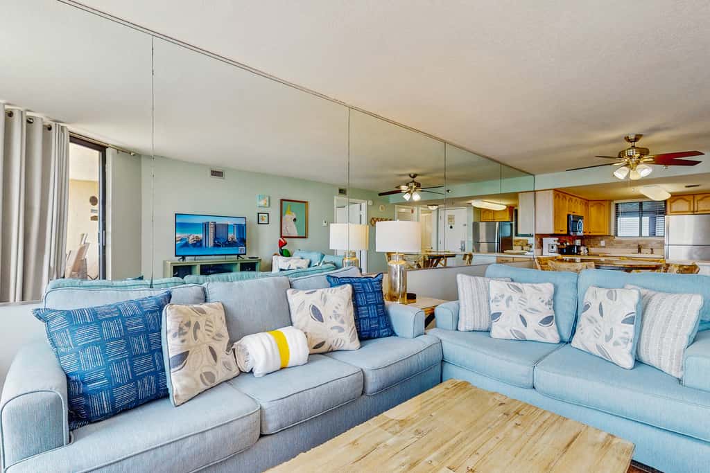 Inviting condo w splash pad, multiple pools, and on-site bar