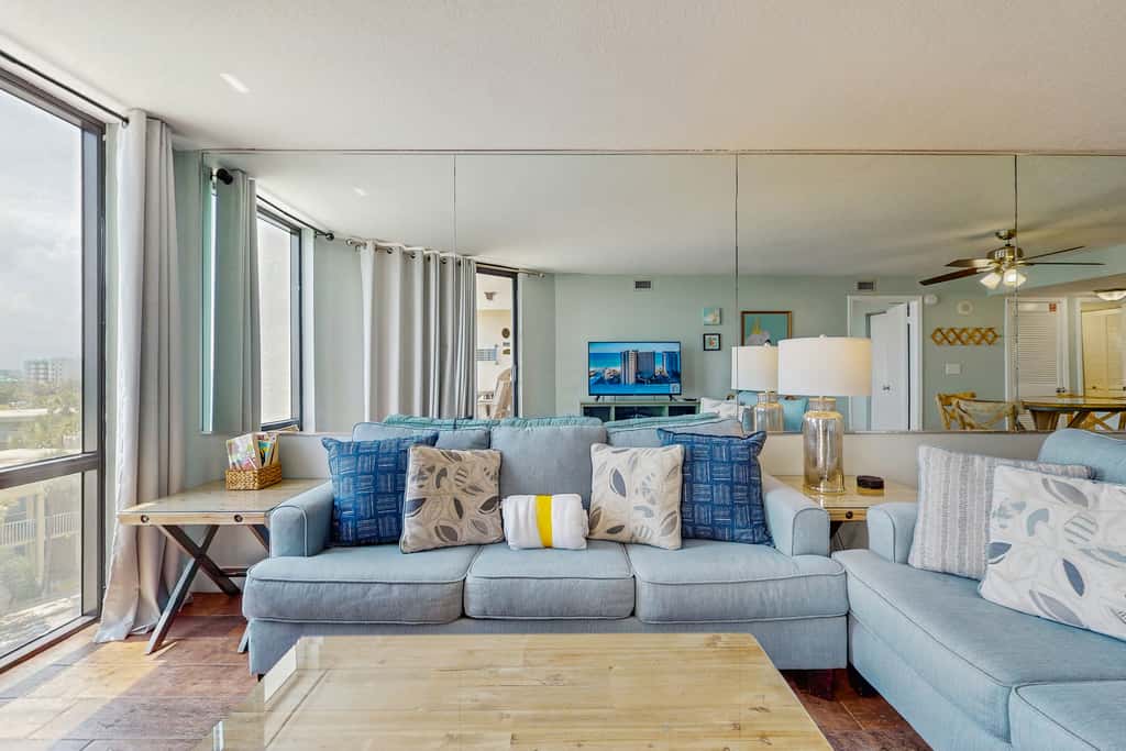 Inviting condo w splash pad, multiple pools, and on-site bar