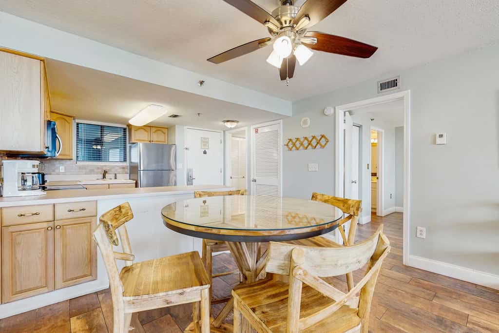 Inviting condo w splash pad, multiple pools, and on-site bar