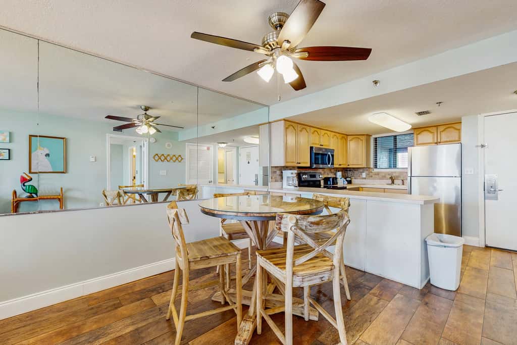 Inviting condo w splash pad, multiple pools, and on-site bar