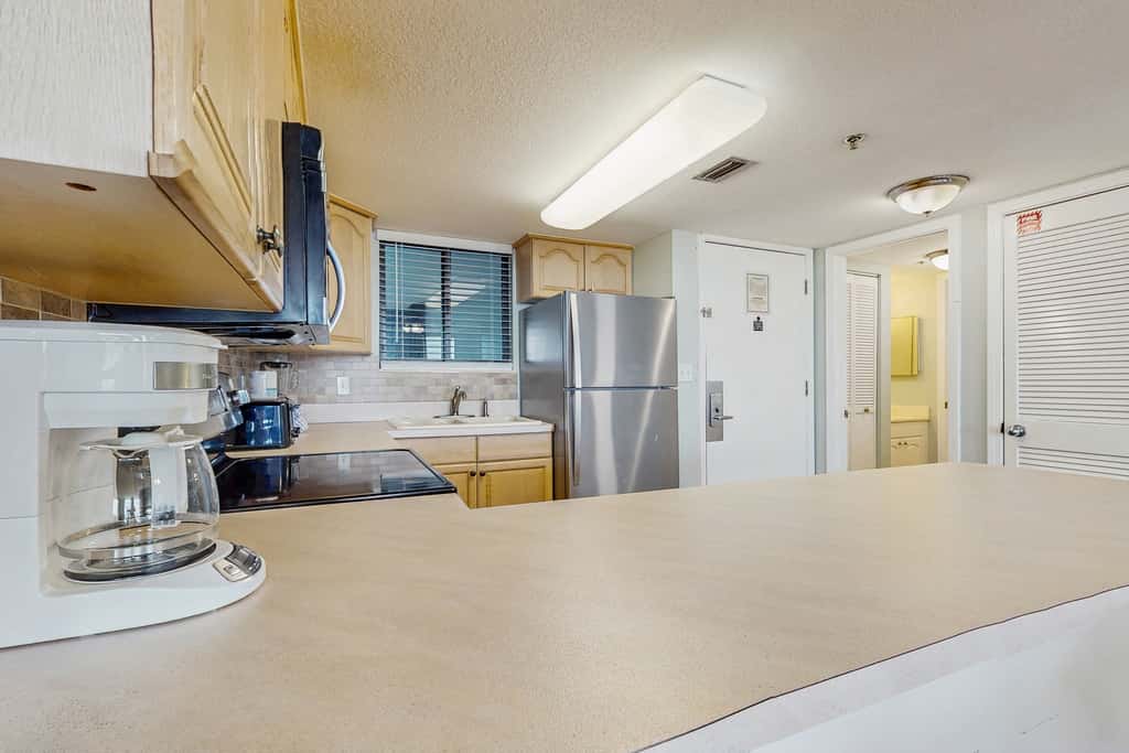 Inviting condo w splash pad, multiple pools, and on-site bar