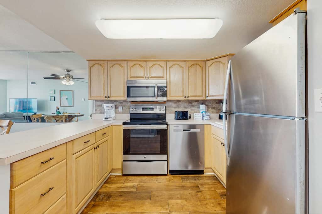 Inviting condo w splash pad, multiple pools, and on-site bar