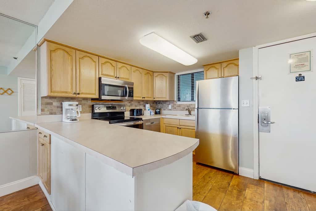 Inviting condo w splash pad, multiple pools, and on-site bar