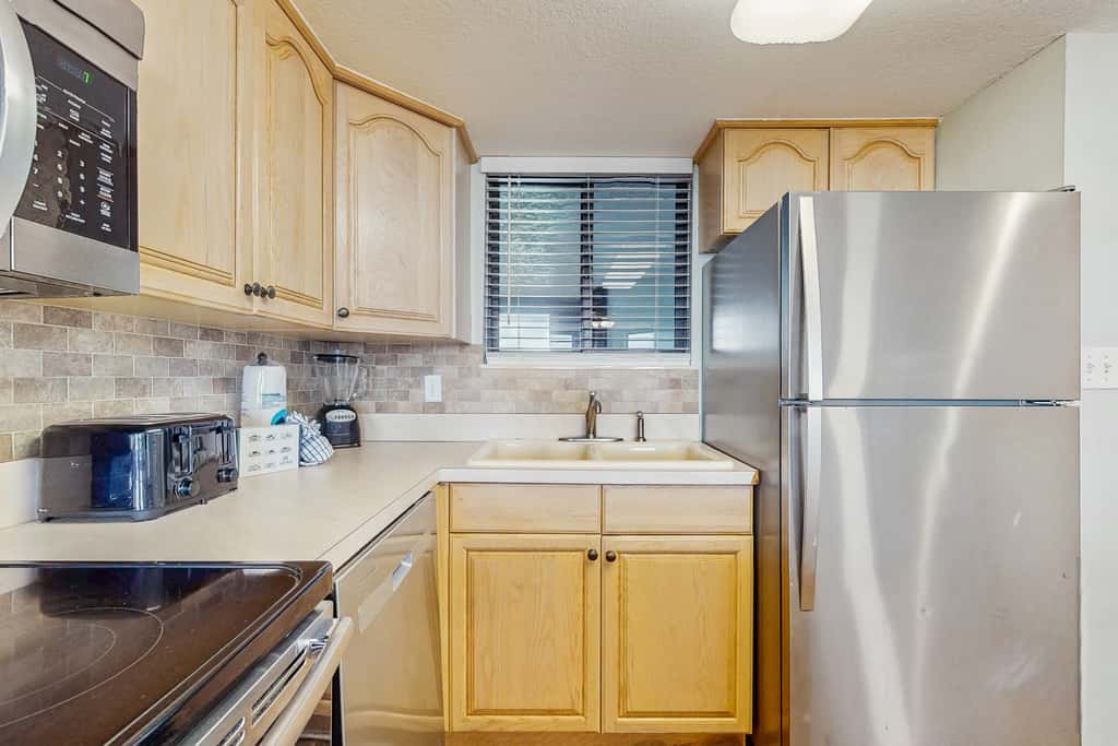 Inviting condo w splash pad, multiple pools, and on-site bar
