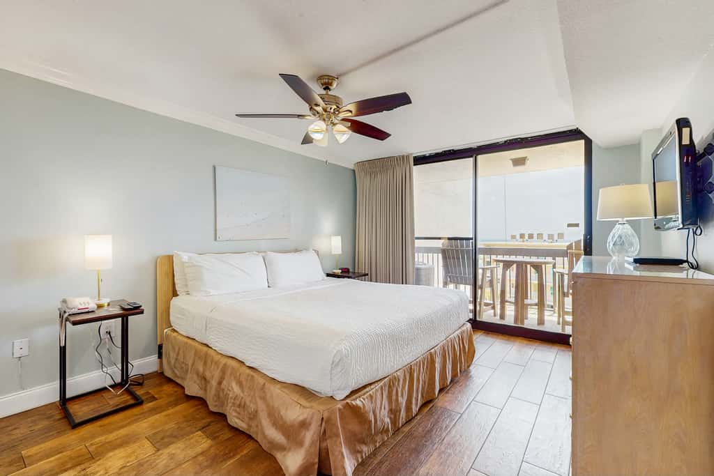 Inviting condo w splash pad, multiple pools, and on-site bar