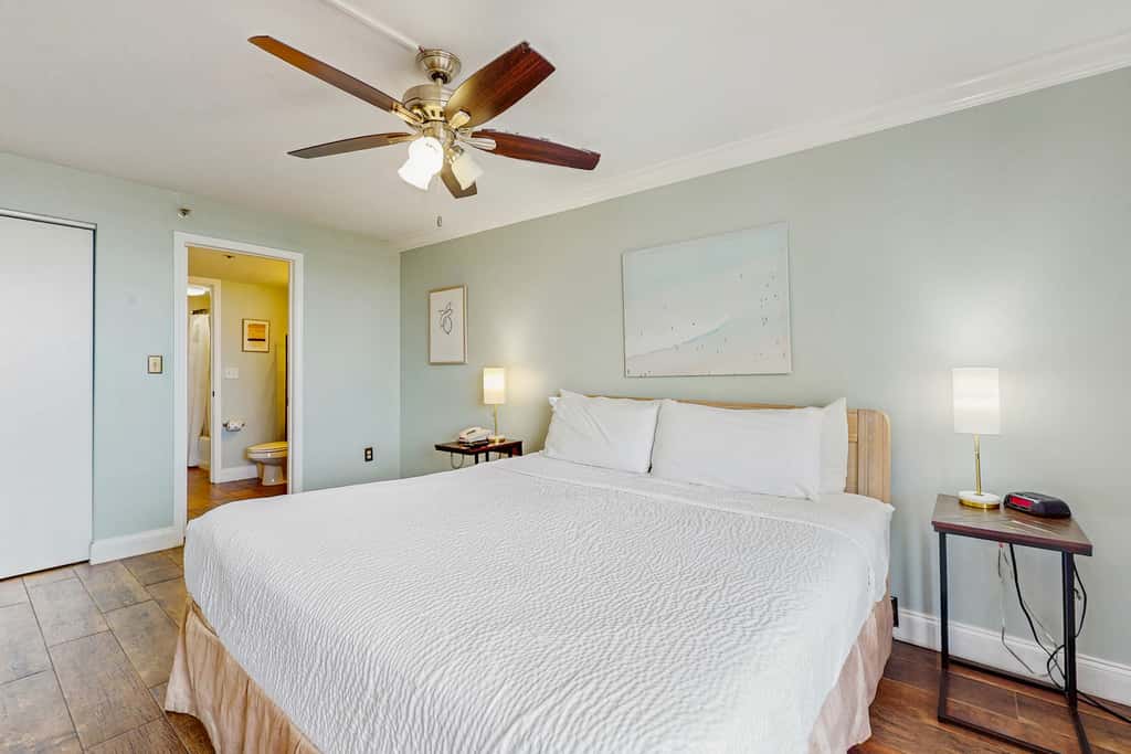 Inviting condo w splash pad, multiple pools, and on-site bar