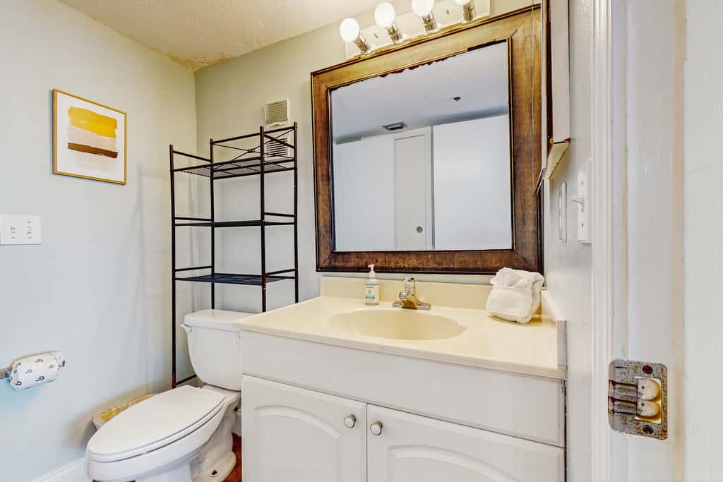 Inviting condo w splash pad, multiple pools, and on-site bar
