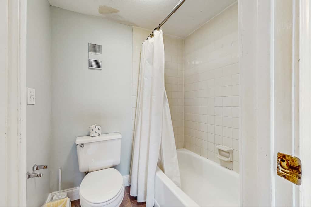 Inviting condo w splash pad, multiple pools, and on-site bar