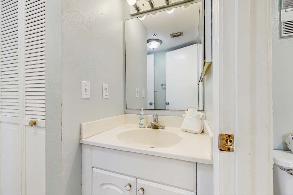 Inviting condo w splash pad, multiple pools, and on-site bar