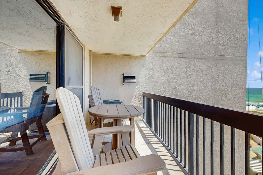 Inviting condo w splash pad, multiple pools, and on-site bar