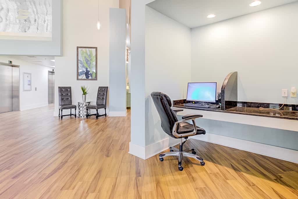 Inviting condo w splash pad, multiple pools, and on-site bar