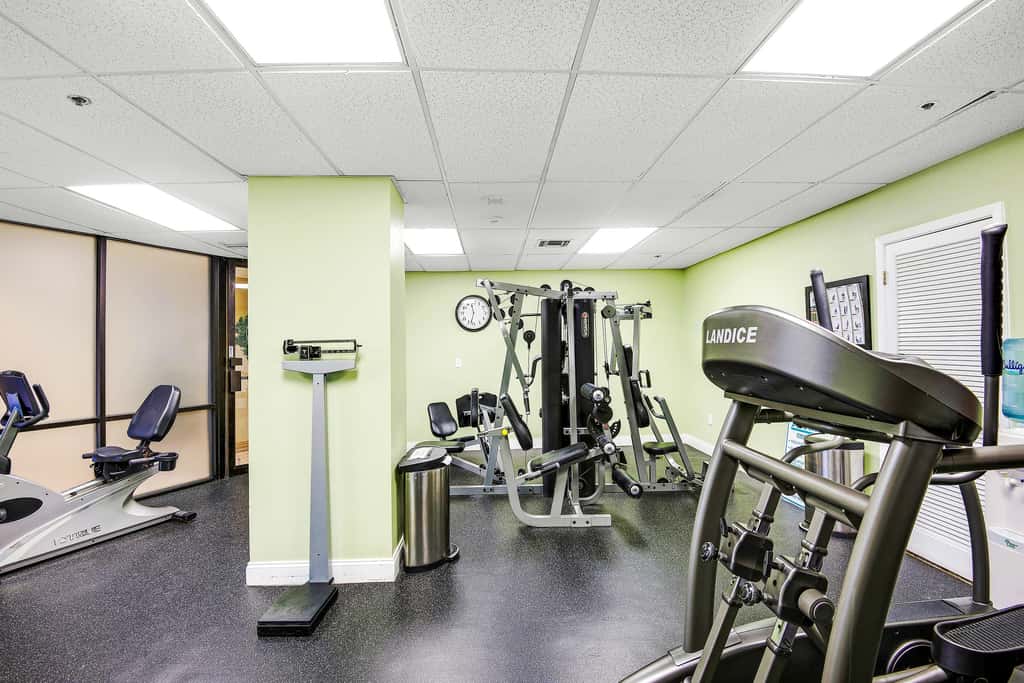 Inviting condo w splash pad, multiple pools, and on-site bar
