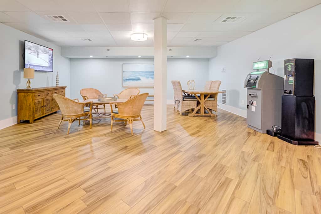 Inviting condo w splash pad, multiple pools, and on-site bar