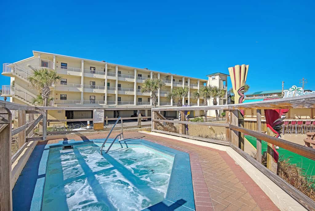 Inviting condo w splash pad, multiple pools, and on-site bar