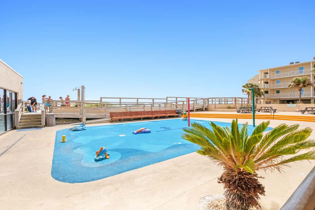Inviting condo w splash pad, multiple pools, and on-site bar