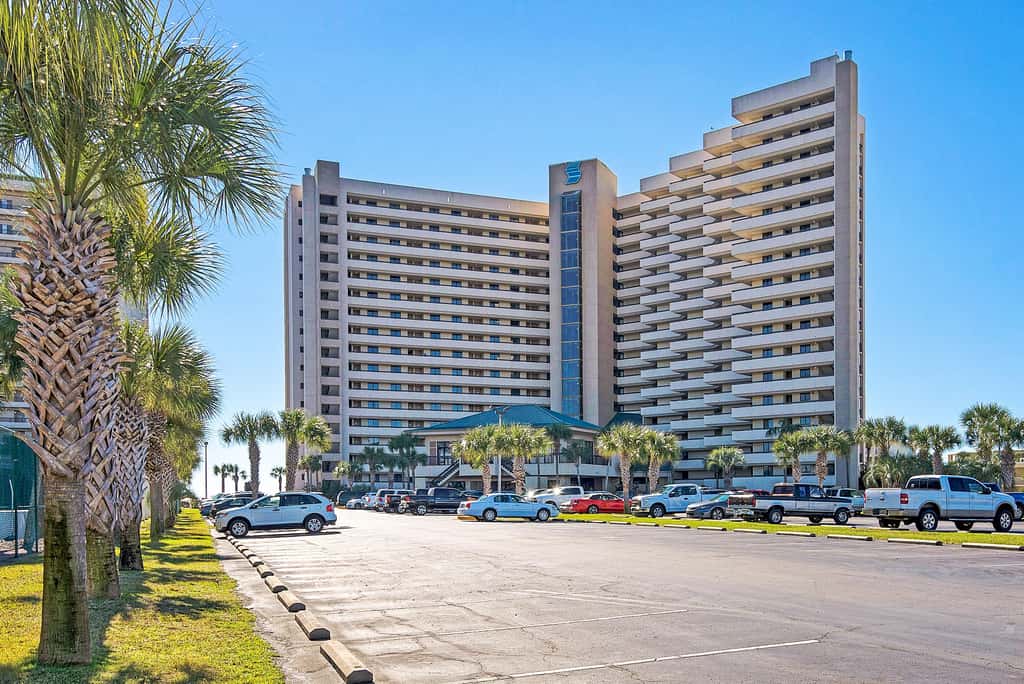 Inviting condo w splash pad, multiple pools, and on-site bar