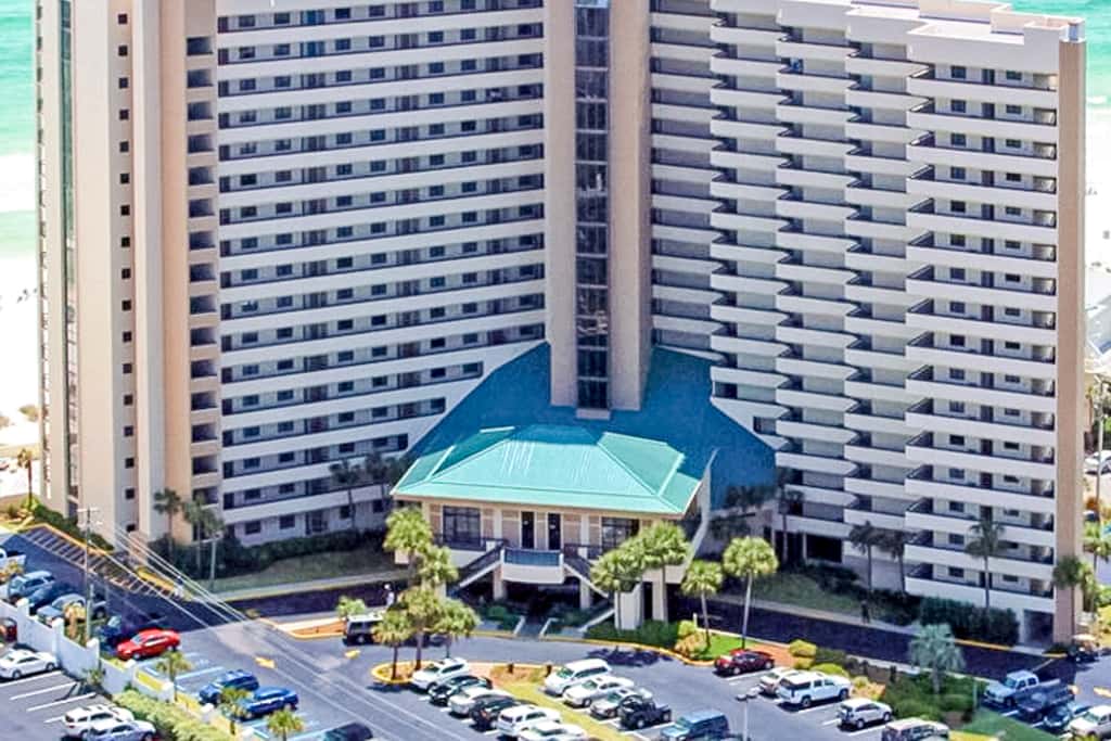 Inviting condo w splash pad, multiple pools, and on-site bar