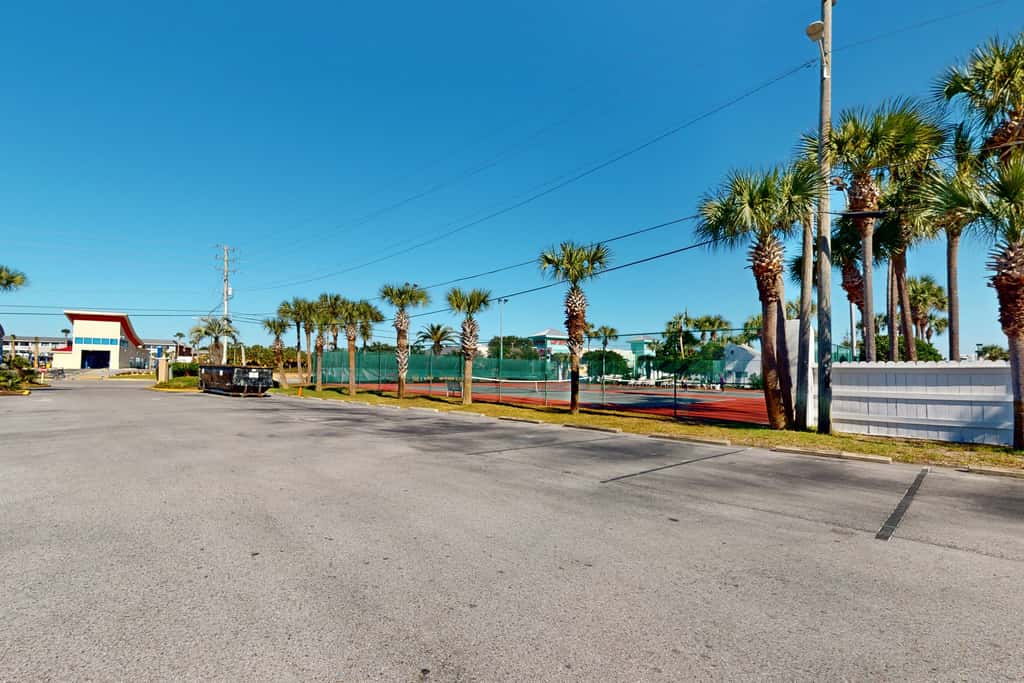 Inviting condo w splash pad, multiple pools, and on-site bar