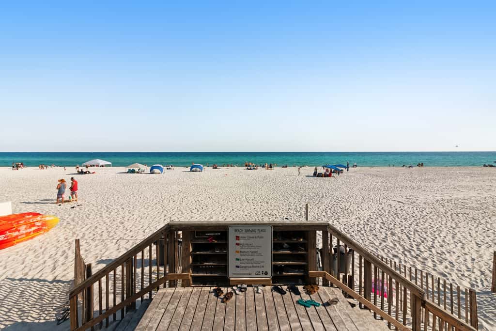 Inviting condo w splash pad, multiple pools, and on-site bar