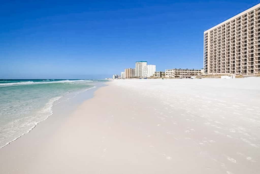 Inviting condo w splash pad, multiple pools, and on-site bar