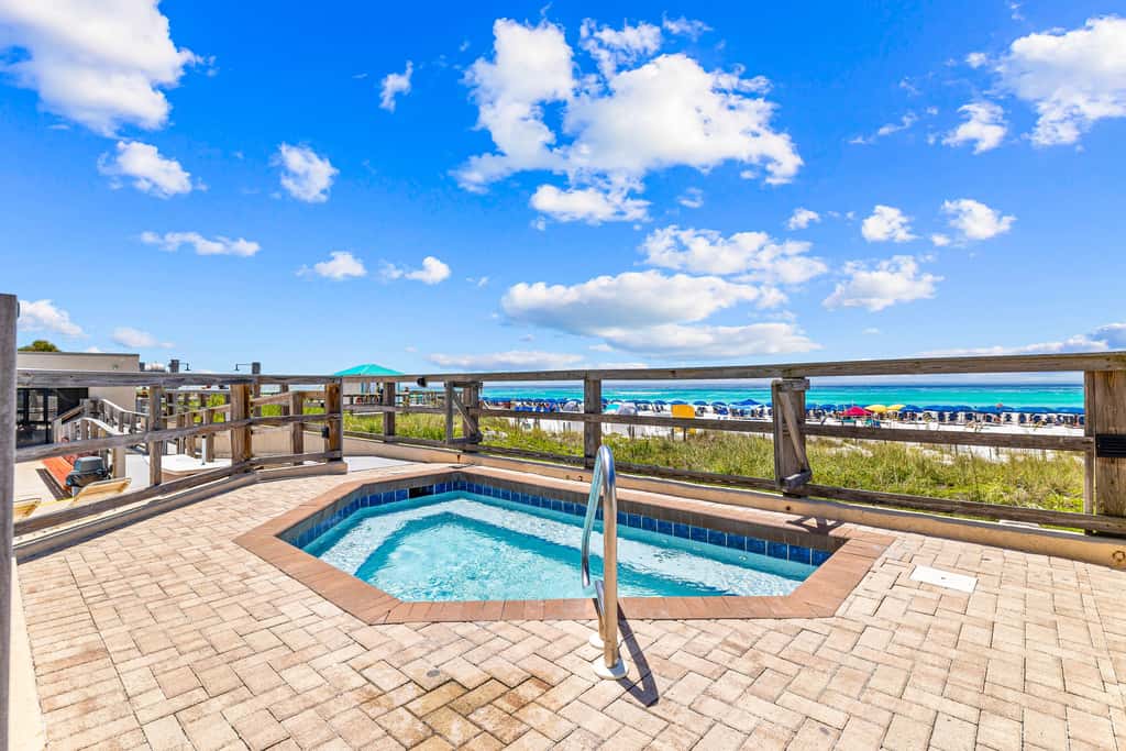 6th Floor Condo, On-site restaurant & bar, Splash pad w pool