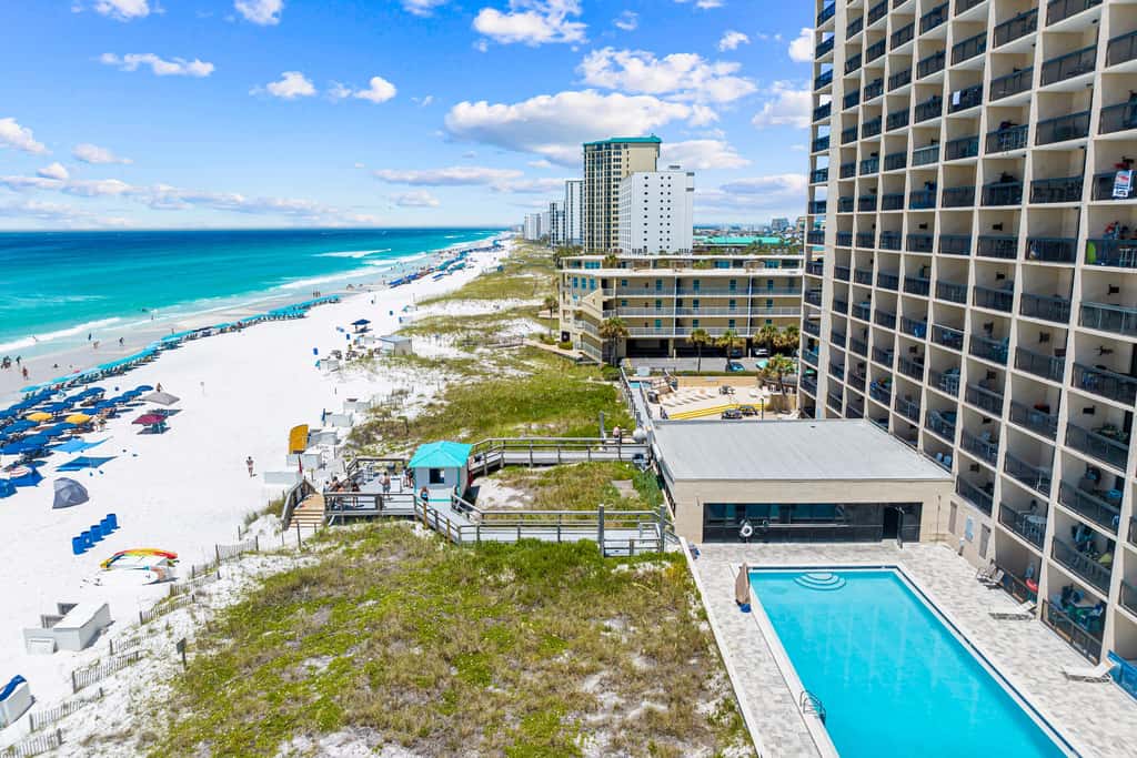 6th Floor Condo, On-site restaurant & bar, Splash pad w pool