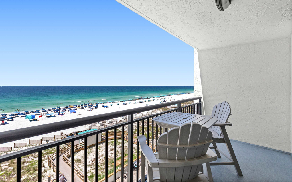 6th Floor Condo, On-site restaurant & bar, Splash pad w pool