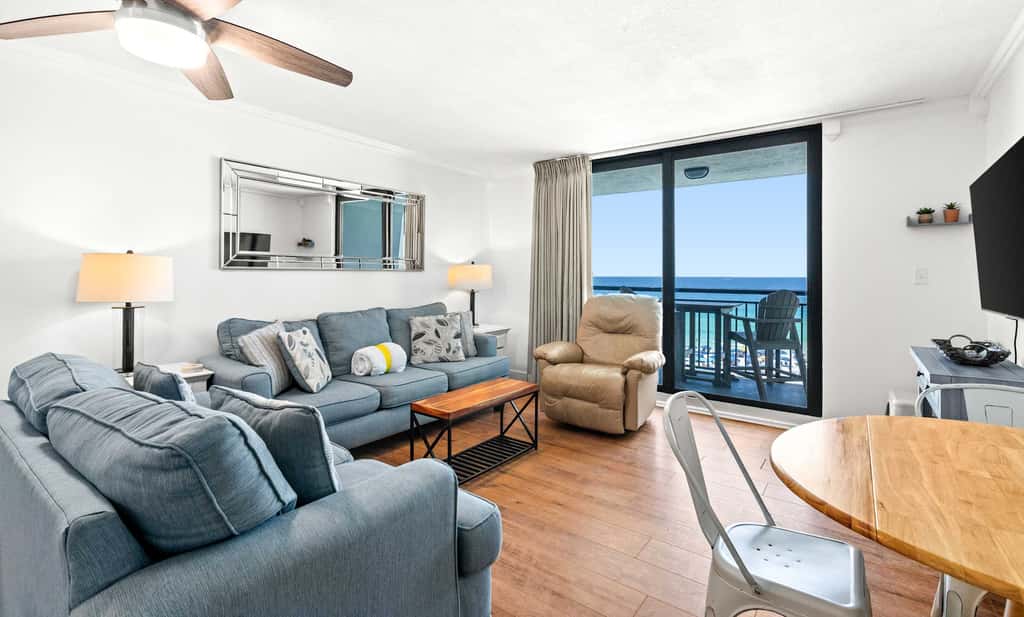 6th Floor Condo, On-site restaurant & bar, Splash pad w pool