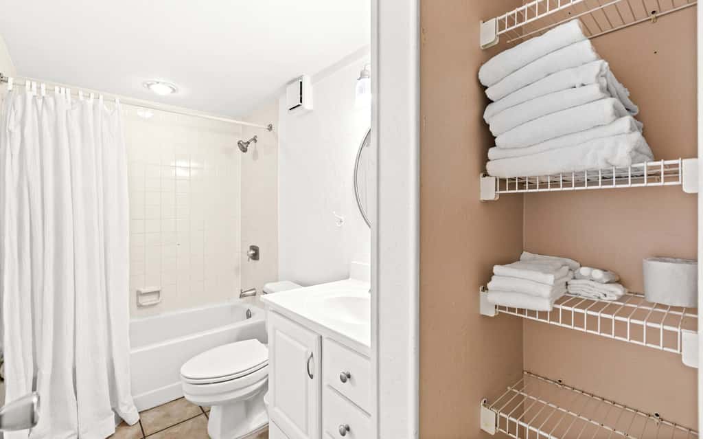 6th Floor Condo, On-site restaurant & bar, Splash pad w pool