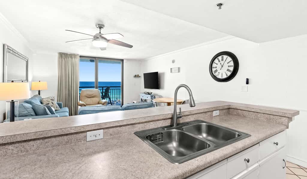 6th Floor Condo, On-site restaurant & bar, Splash pad w pool