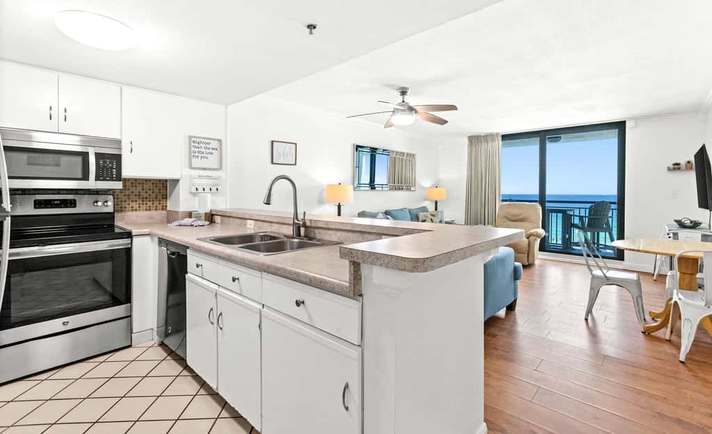 6th Floor Condo, On-site restaurant & bar, Splash pad w pool
