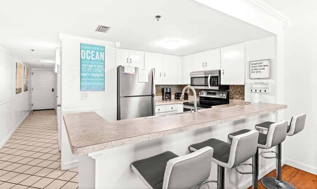 6th Floor Condo, On-site restaurant & bar, Splash pad w pool